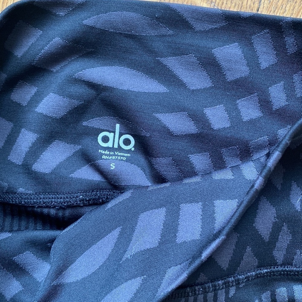 Alo Yoga 3/4 Length Leggings – Size Small – Wide Waistband – Great Condition - Picture 4 of 6